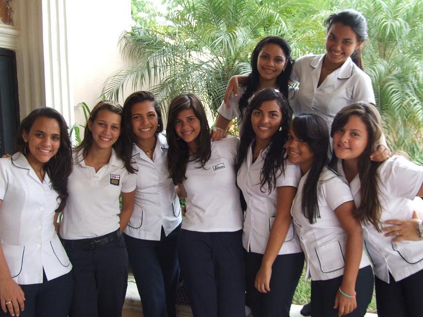 Cindy Flores y sus campaeras de estudio